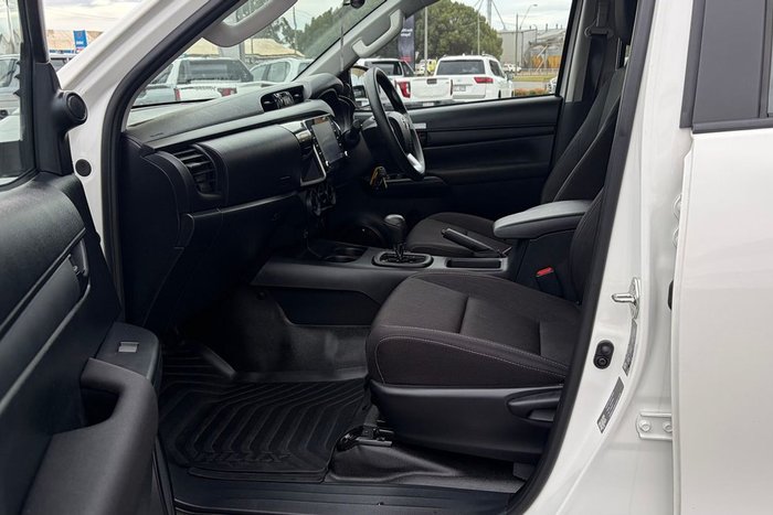 2024 Toyota Hilux SR