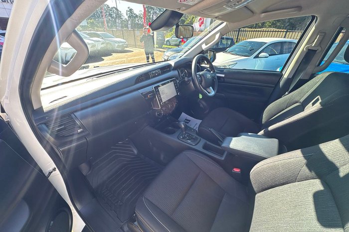 2024 Toyota Hilux SR
