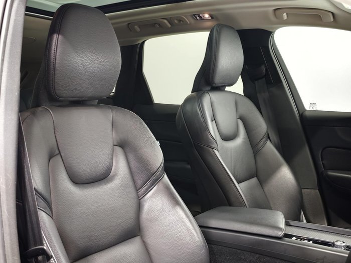 2021 Volvo XC60 T5 Momentum
