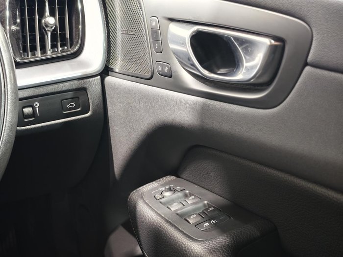 2021 Volvo XC60 T5 Momentum