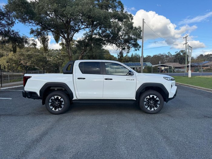 2025 Toyota Hilux SR5