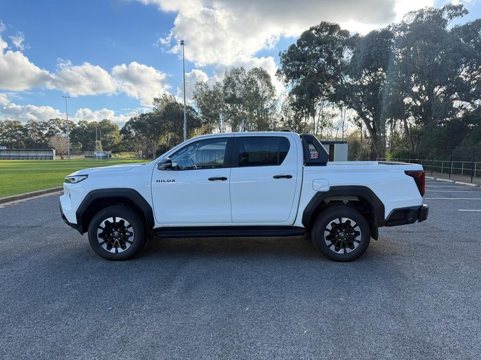 2025 Toyota Hilux SR5