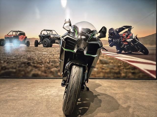 2025 Kawasaki Ninja H2 (ZX1002J)