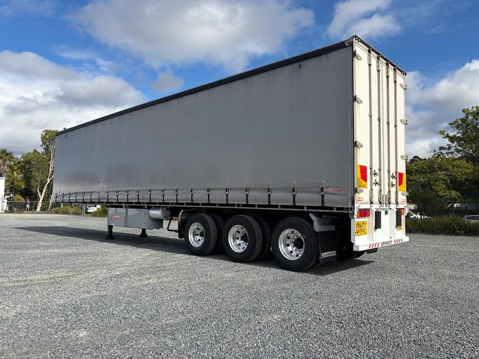 2017 Barker Curtainsider