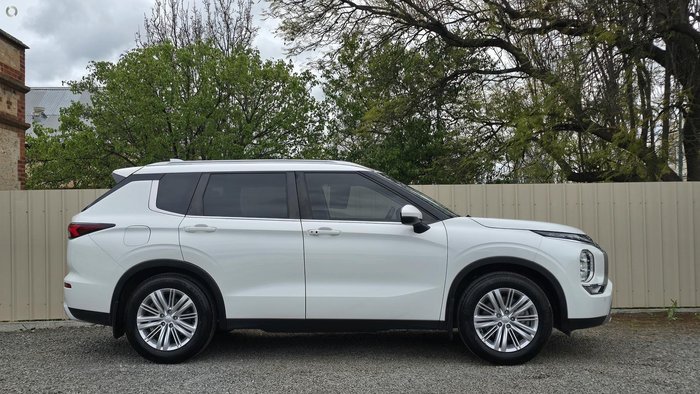2022 Mitsubishi Outlander LS