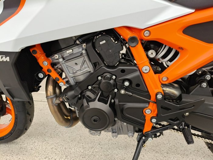 2026 Ktm 990 DUKE R Orange