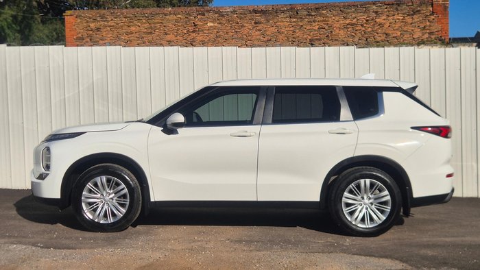 2022 Mitsubishi Outlander ES