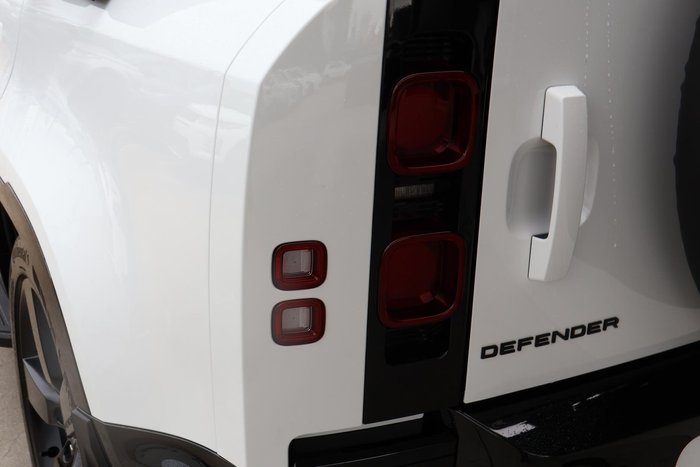 2024 Land Rover Defender 110 P400 X-Dynamic SE