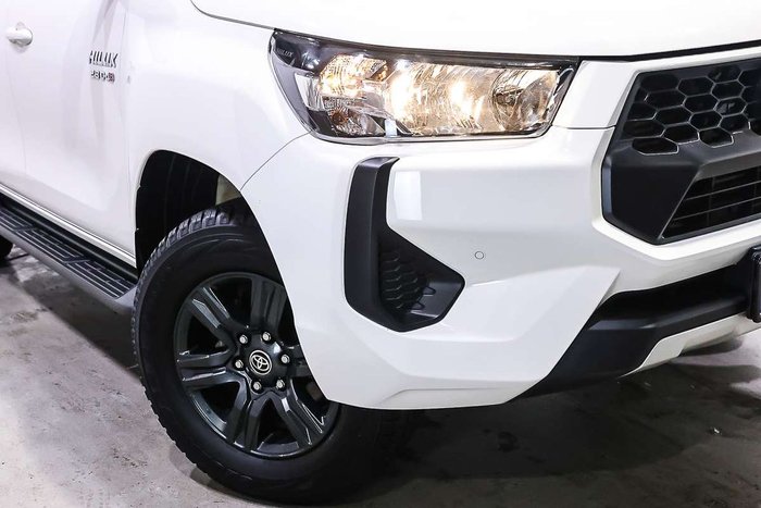2025 Toyota Hilux SR
