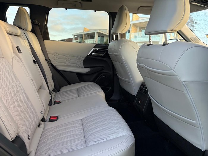 2025 Mitsubishi Outlander Exceed