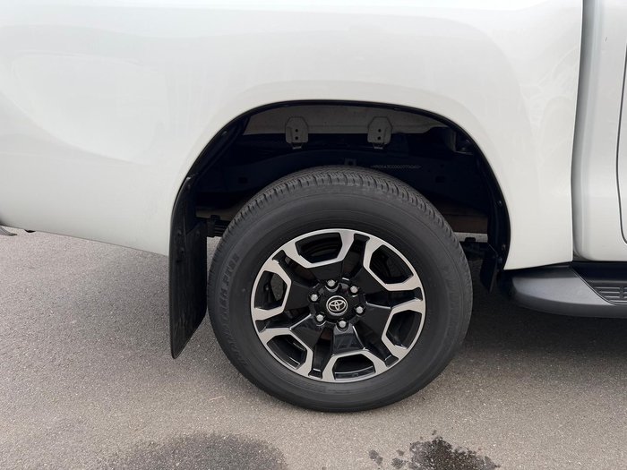 2023 Toyota Hilux SR5