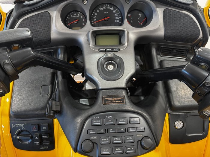 2002 Honda GL1800 (GL1800A) GOLDWING YELLOW