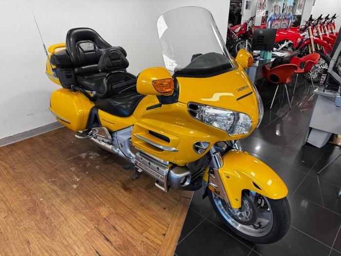 2002 Honda GL1800 (GL1800A) GOLDWING YELLOW