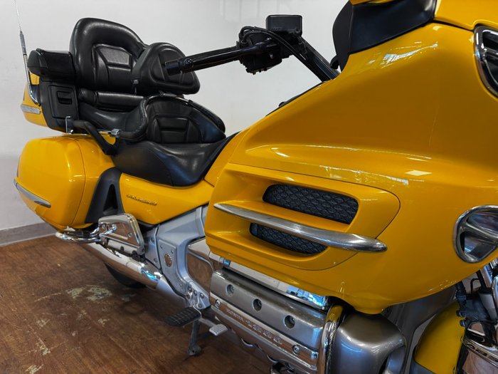 2002 Honda GL1800 (GL1800A) GOLDWING YELLOW
