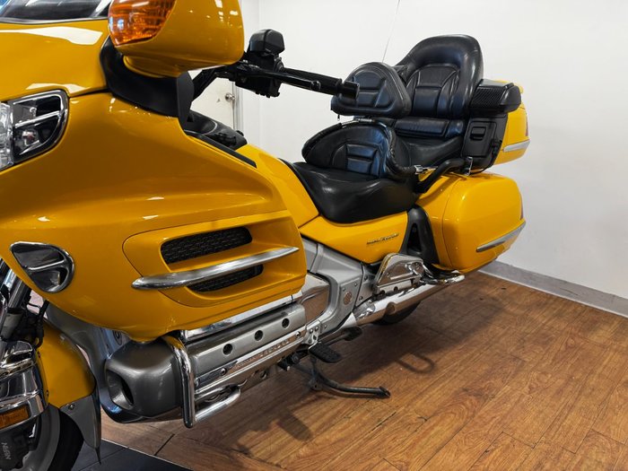 2002 Honda GL1800 (GL1800A) GOLDWING YELLOW