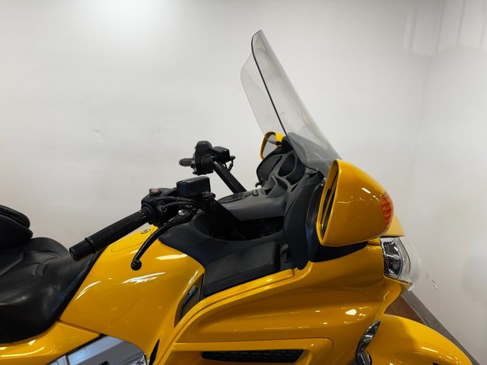 2002 Honda GL1800 (GL1800A) GOLDWING YELLOW