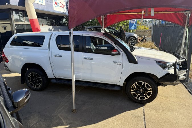2020 TOYOTA HILUX SR5 (4x4)