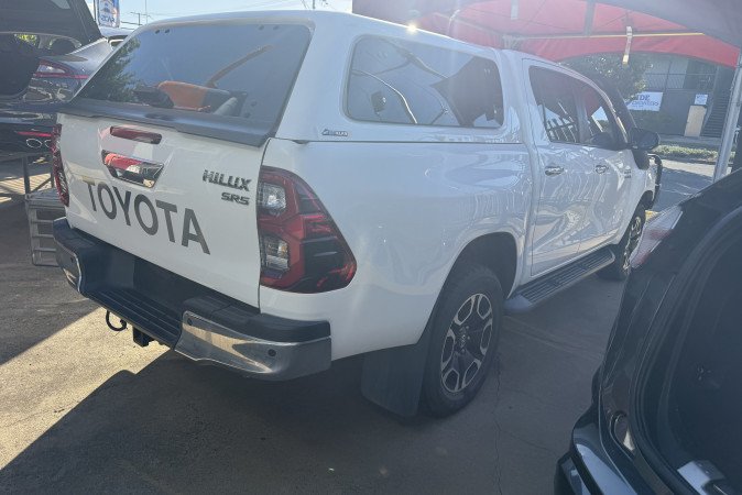 2020 TOYOTA HILUX SR5 (4x4)