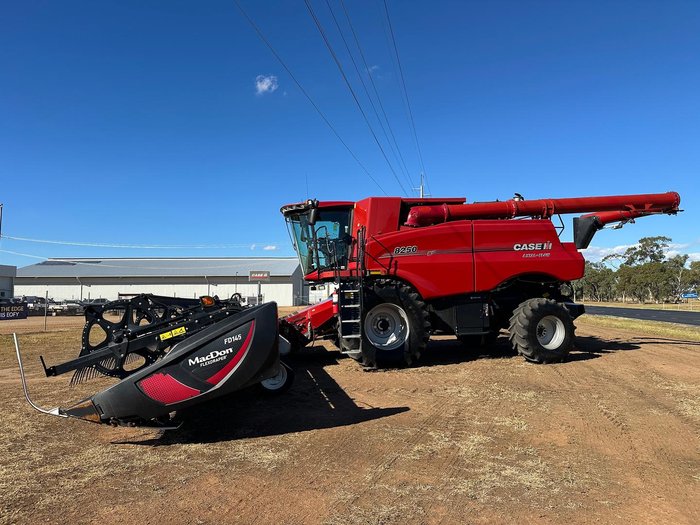 CASE IH 8250 Combine & Macdon Fd145 Front