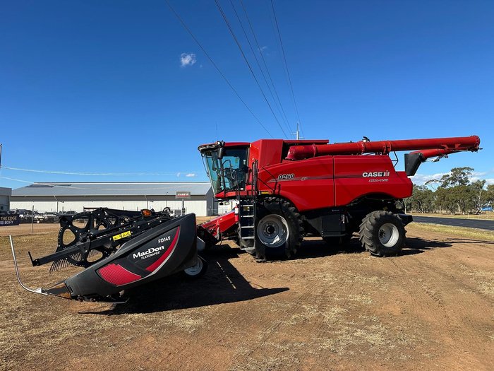 CASE IH 8250 Combine & Macdon Fd145 Front