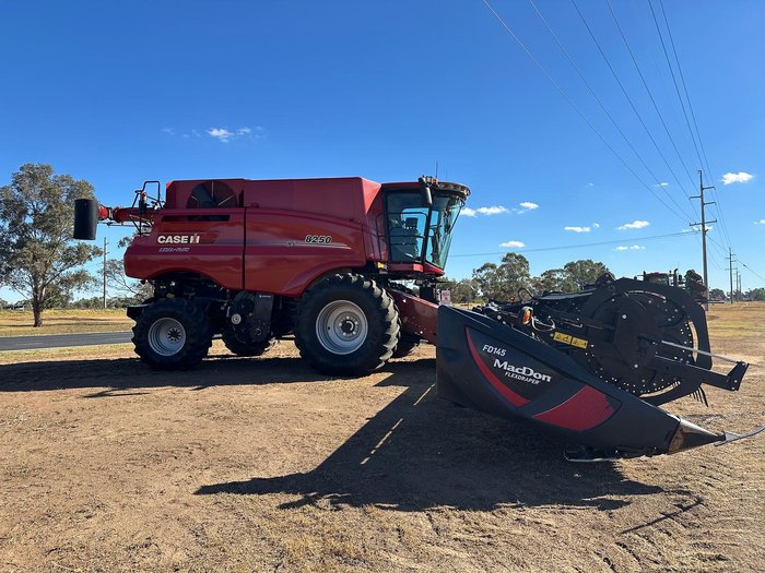 CASE IH 8250 Combine & Macdon Fd145 Front