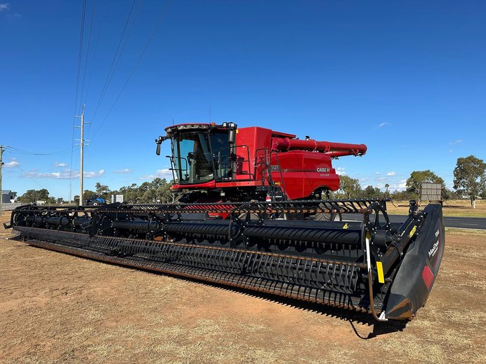 CASE IH 8250 Combine & Macdon Fd145 Front