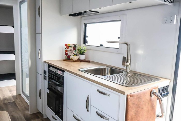 2026 Leader Caravans 2260_Cr_K1e7b_T Gold Le 22'6 3 Bunk