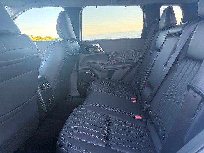 2025 Mitsubishi Outlander Exceed