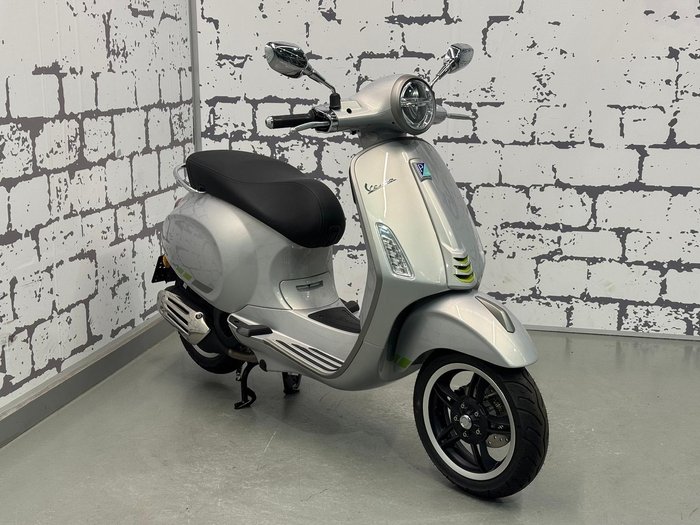 2025 Vespa Primavera Tech 150 Primavera Silver