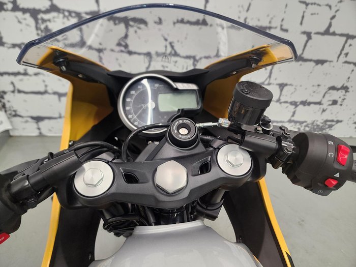 2026 Triumph Thruxton 400 Thruxton Yellow