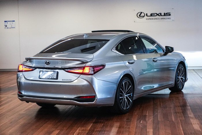 2025 Lexus ES 300h Luxury