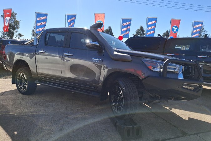 2021 TOYOTA HILUX SR5 + PREMIUM INTERIOR (4x4)