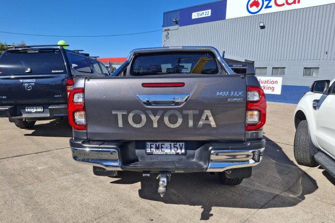 2021 TOYOTA HILUX SR5 + PREMIUM INTERIOR (4x4)