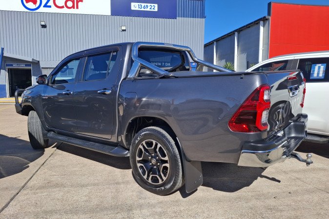 2021 TOYOTA HILUX SR5 + PREMIUM INTERIOR (4x4)