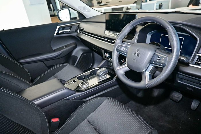 2025 Mitsubishi Outlander LS