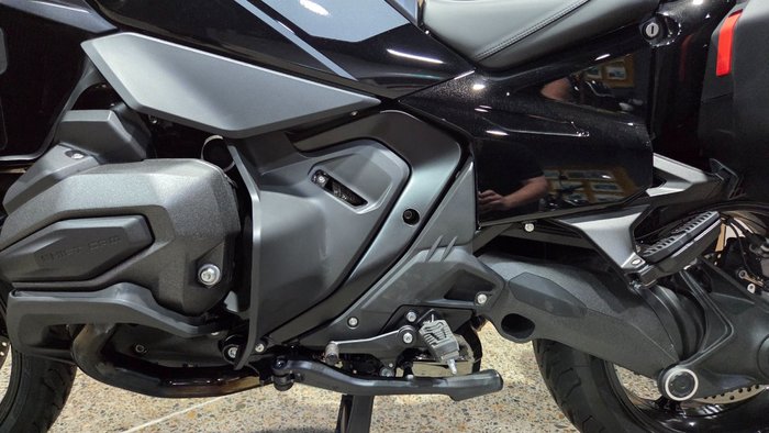 2026 BMW Motorrad 2026 BMW 1300CC R 1300 RT Impulse Black