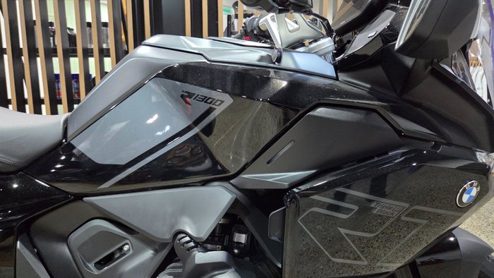 2026 BMW Motorrad 2026 BMW 1300CC R 1300 RT Impulse Black