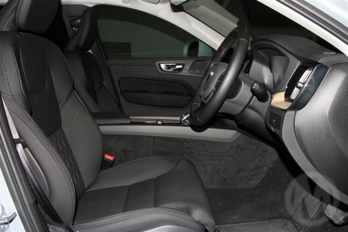 2025 Volvo XC60 Plus B5 Bright