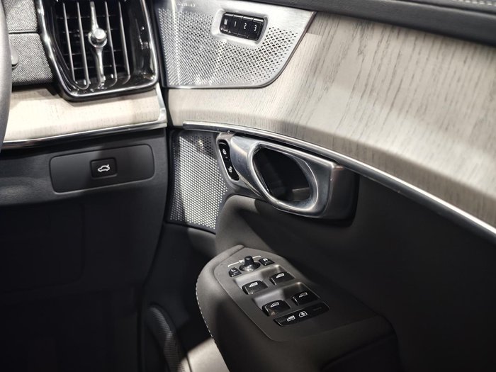 2025 Volvo XC90 Ultra B5 Dark