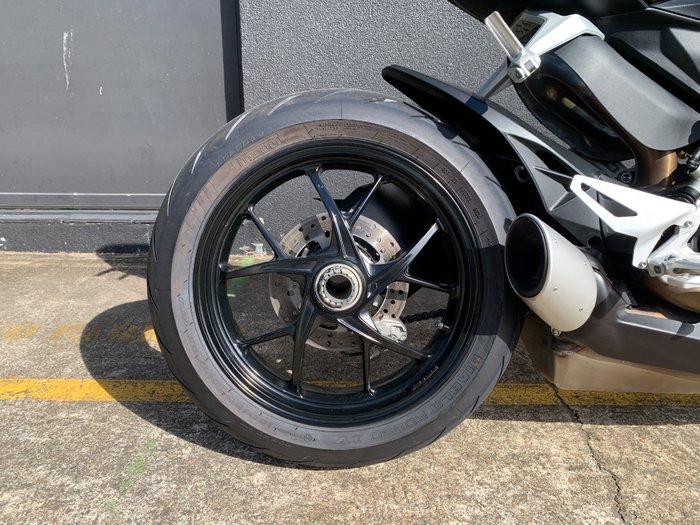 2023 DUCATI STREETFIGHTER V2 GREEN