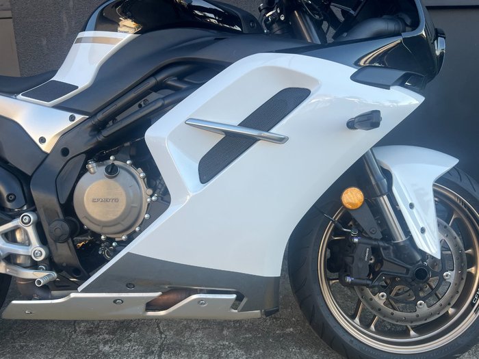 2025 CFMOTO 500 SR VOOM WHITE