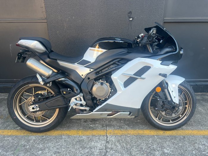 2025 CFMOTO 500 SR VOOM WHITE