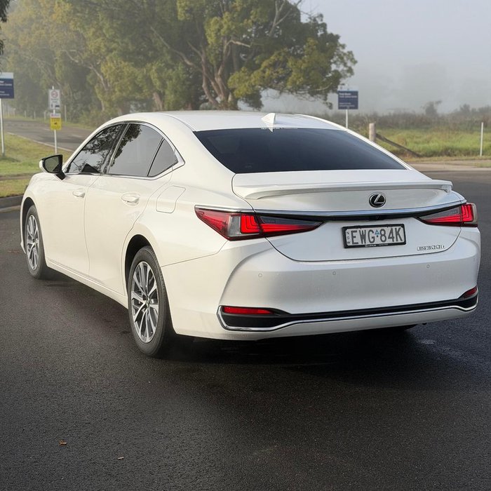 2023 Lexus ES 300h Luxury