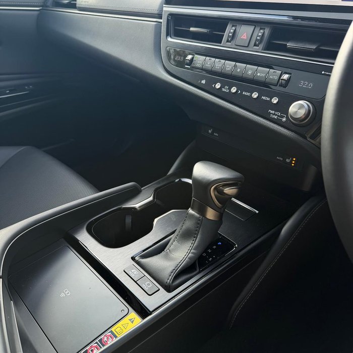2023 Lexus ES 300h Luxury