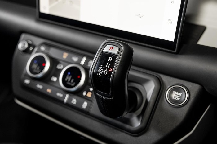 2025 Land Rover Defender 110 P400 X-Dynamic SE