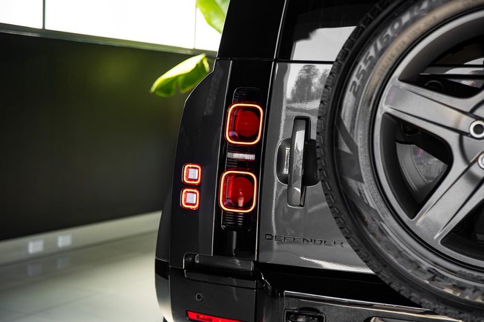 2025 Land Rover Defender 110 P400 X-Dynamic SE
