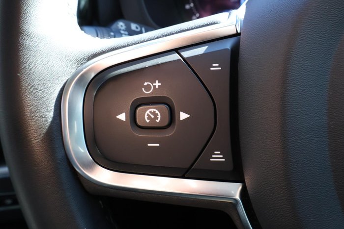 2022 Volvo XC60 B5 Momentum