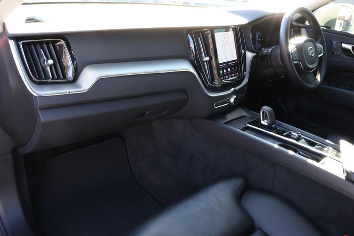 2022 Volvo XC60 B5 Momentum