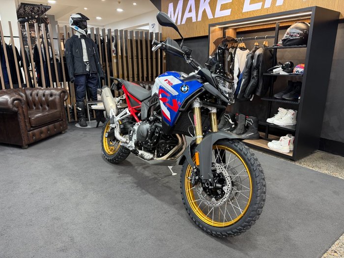 2026 BMW Motorrad F 900 GS ENDURO Racing blue metallic matt / Light white. (14-10)