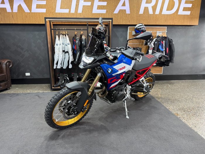 2026 BMW Motorrad F 900 GS ENDURO Racing blue metallic matt / Light white. (14-10)